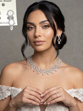 NWOT Gorgeous Bridal Elegant Rhinestone Silver Necklace and Earring Set